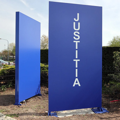 Conception, production et placement de totems lumineux pour le tribunal Justitia à Bruxelles